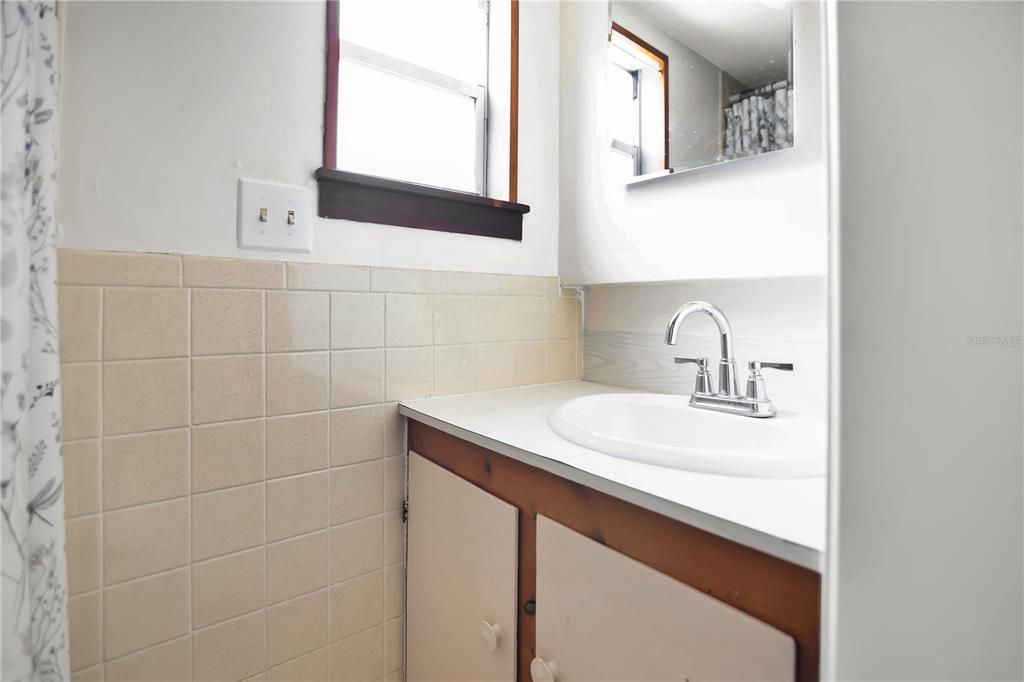 For Sale: $400,000 (3 beds, 3 baths, 1932 Square Feet)