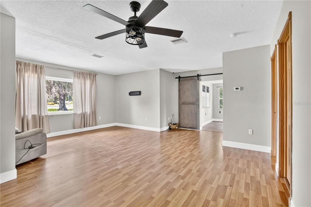 For Sale: $400,000 (3 beds, 3 baths, 1932 Square Feet)