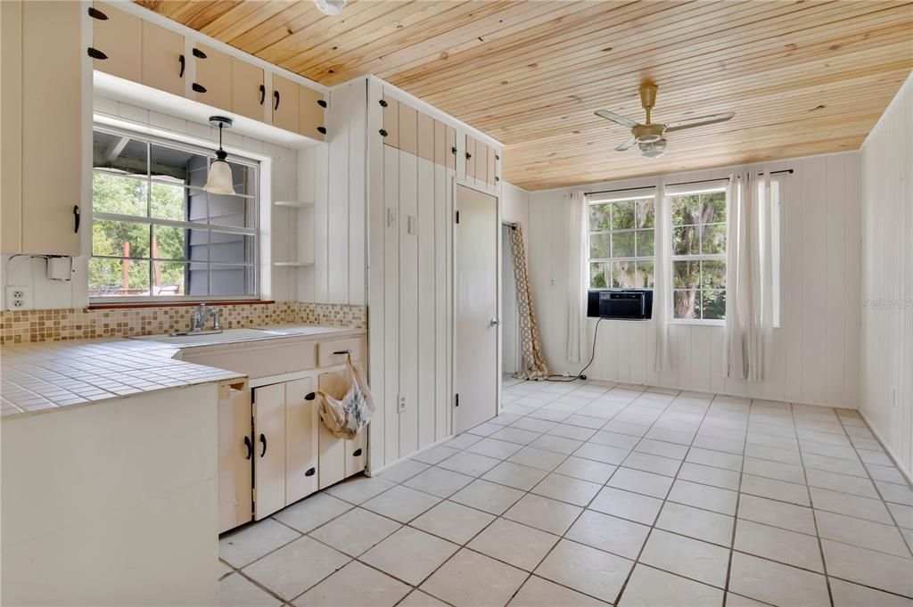 For Sale: $400,000 (3 beds, 3 baths, 1932 Square Feet)
