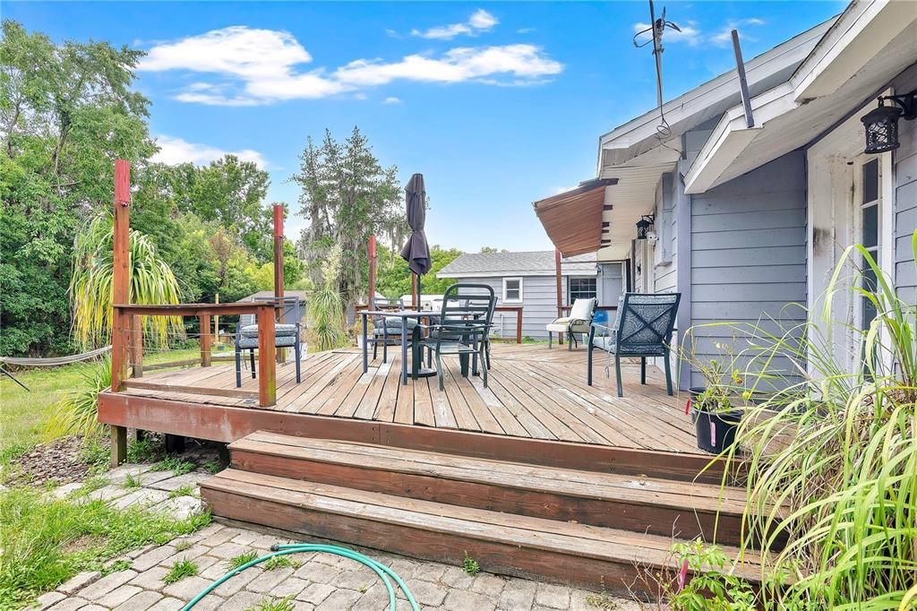 For Sale: $400,000 (3 beds, 3 baths, 1932 Square Feet)