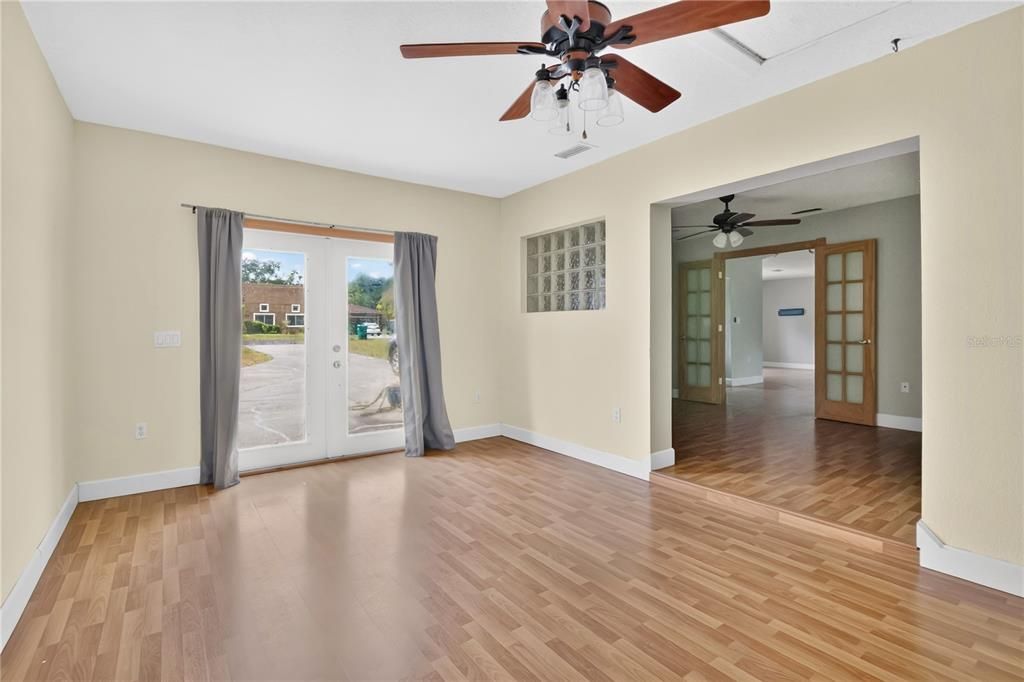 For Sale: $400,000 (3 beds, 3 baths, 1932 Square Feet)