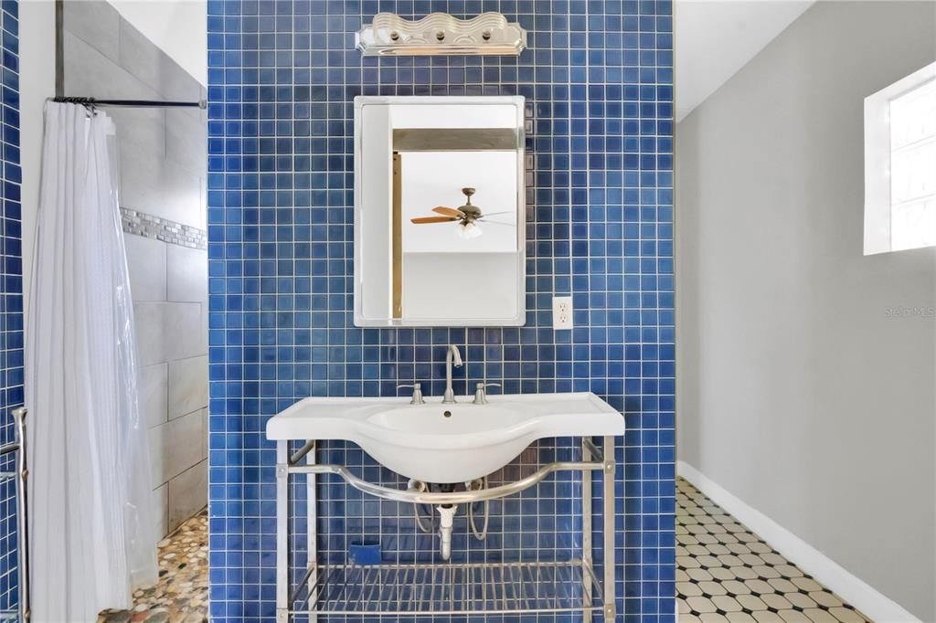 For Sale: $400,000 (3 beds, 3 baths, 1932 Square Feet)
