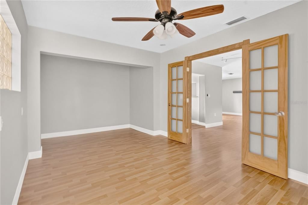 For Sale: $400,000 (3 beds, 3 baths, 1932 Square Feet)