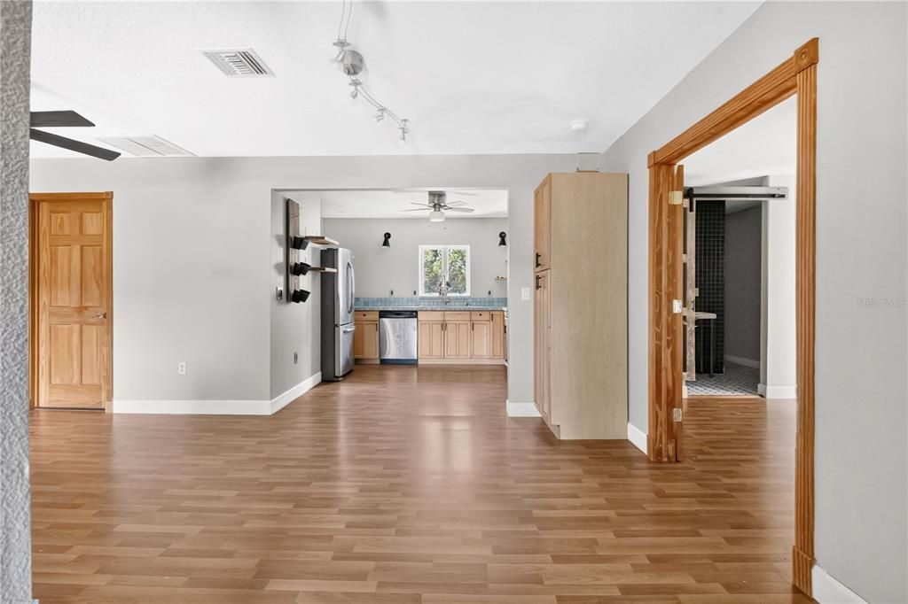 For Sale: $400,000 (3 beds, 3 baths, 1932 Square Feet)