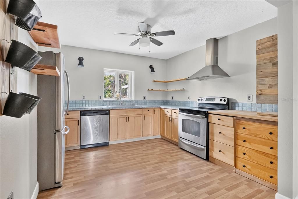 For Sale: $400,000 (3 beds, 3 baths, 1932 Square Feet)