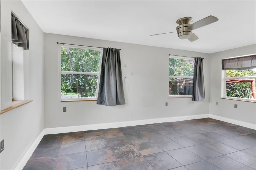 For Sale: $400,000 (3 beds, 3 baths, 1932 Square Feet)