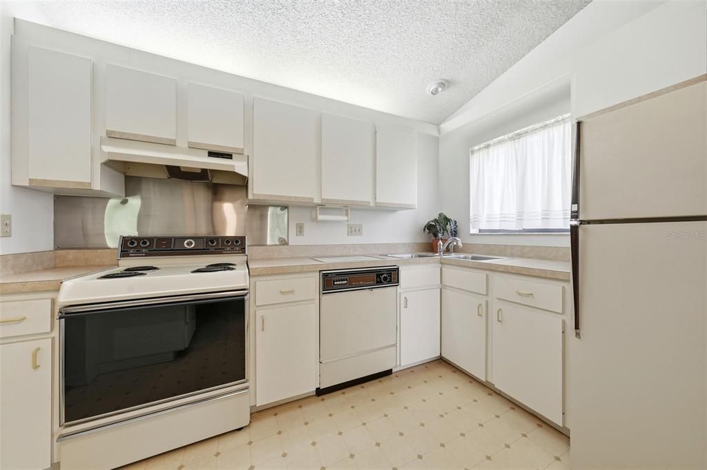 На продажу: $249,900 (3 спален, 2 ванн, 1303 Квадратных фут)
