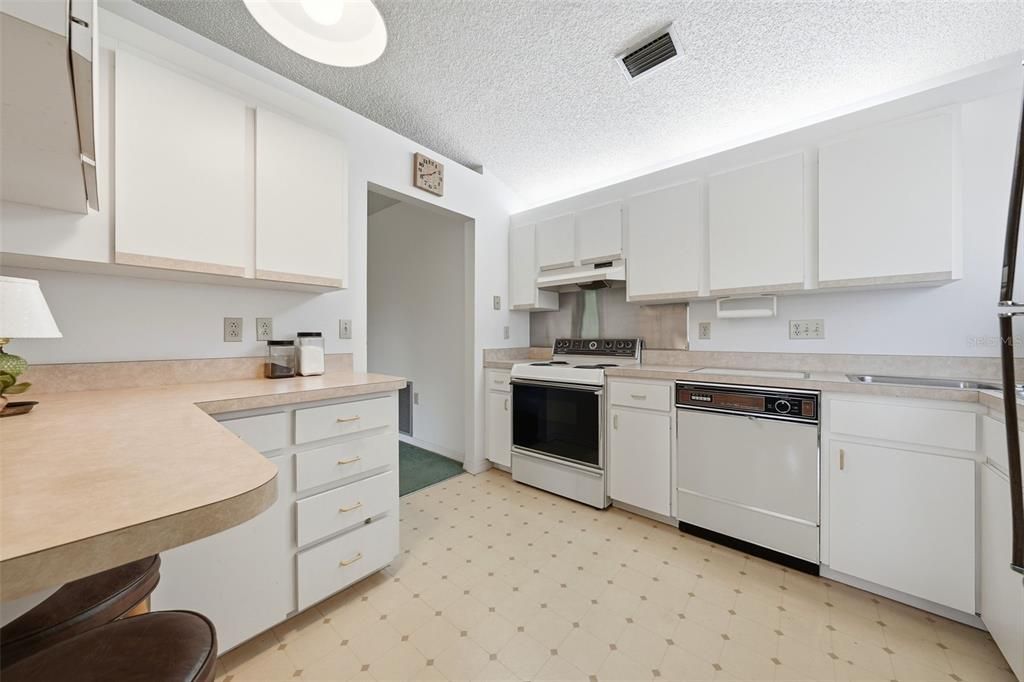 На продажу: $249,900 (3 спален, 2 ванн, 1303 Квадратных фут)