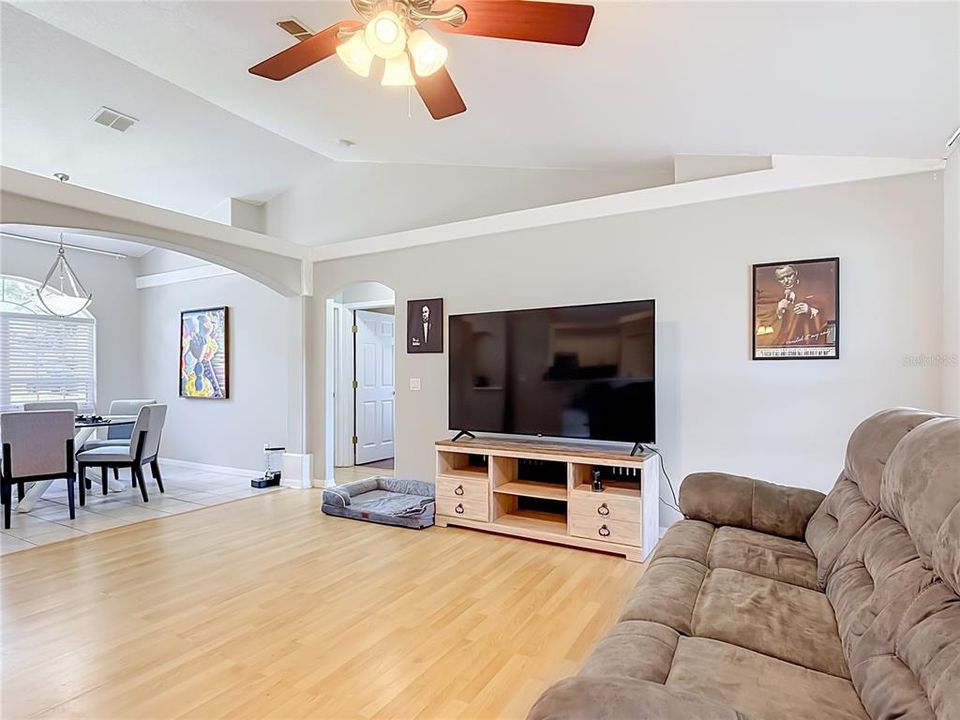 En Venta: $409,900 (3 camas, 2 baños, 1697 Pies cuadrados)