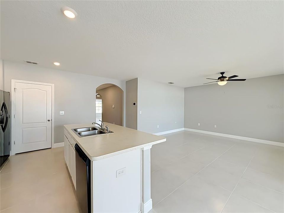 For Rent: $1,900 (3 beds, 2 baths, 1690 Square Feet)