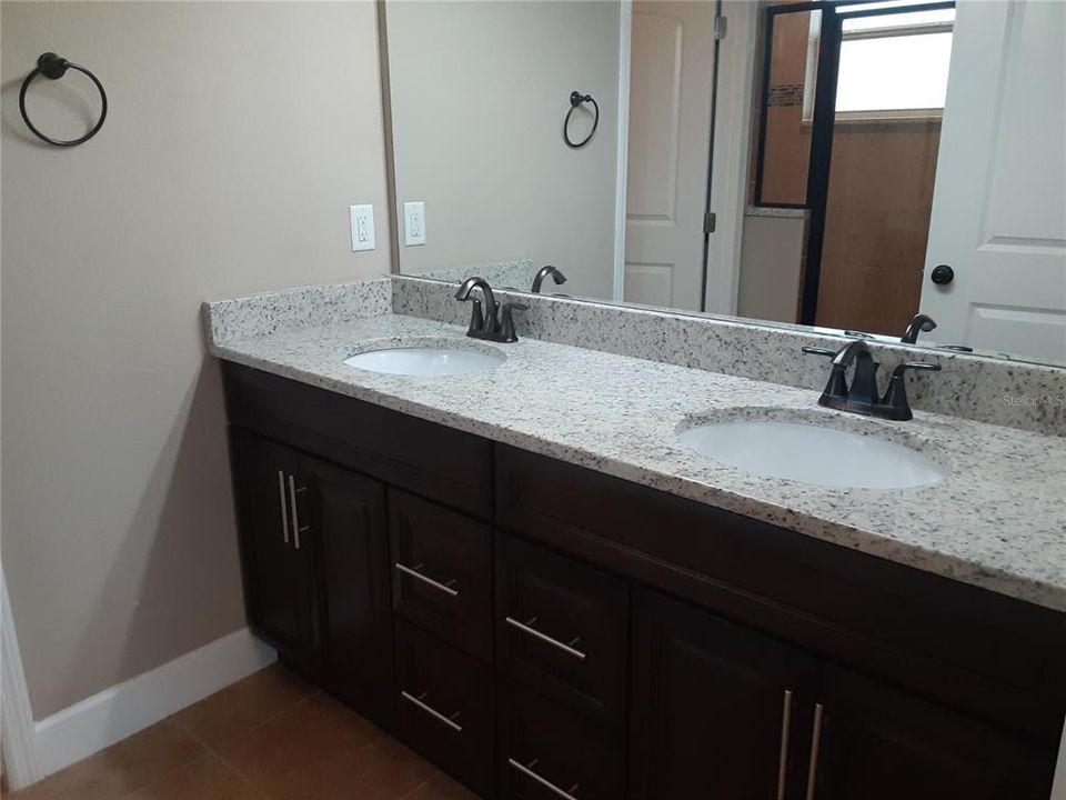 For Rent: $1,950 (3 beds, 2 baths, 1804 Square Feet)