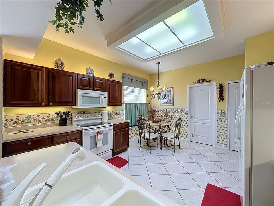 For Sale: $359,000 (2 beds, 2 baths, 1975 Square Feet)