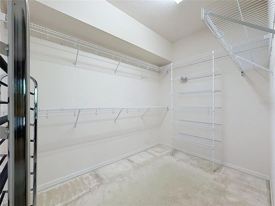 For Sale: $359,000 (2 beds, 2 baths, 1975 Square Feet)