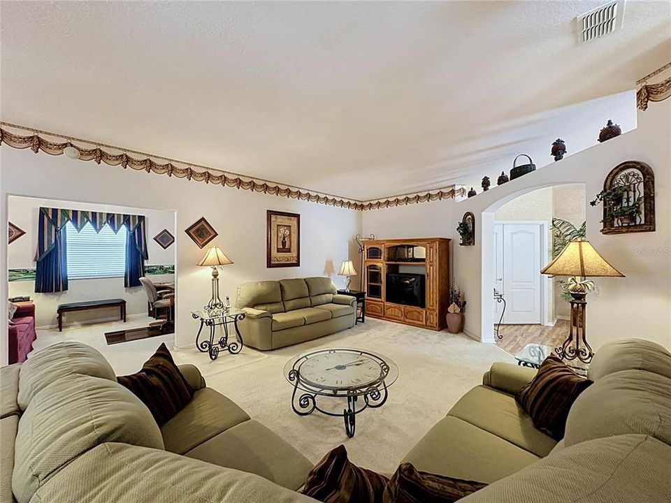 For Sale: $359,000 (2 beds, 2 baths, 1975 Square Feet)