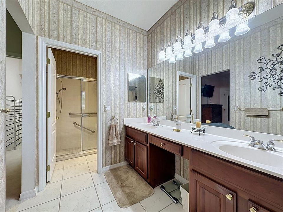 For Sale: $359,000 (2 beds, 2 baths, 1975 Square Feet)
