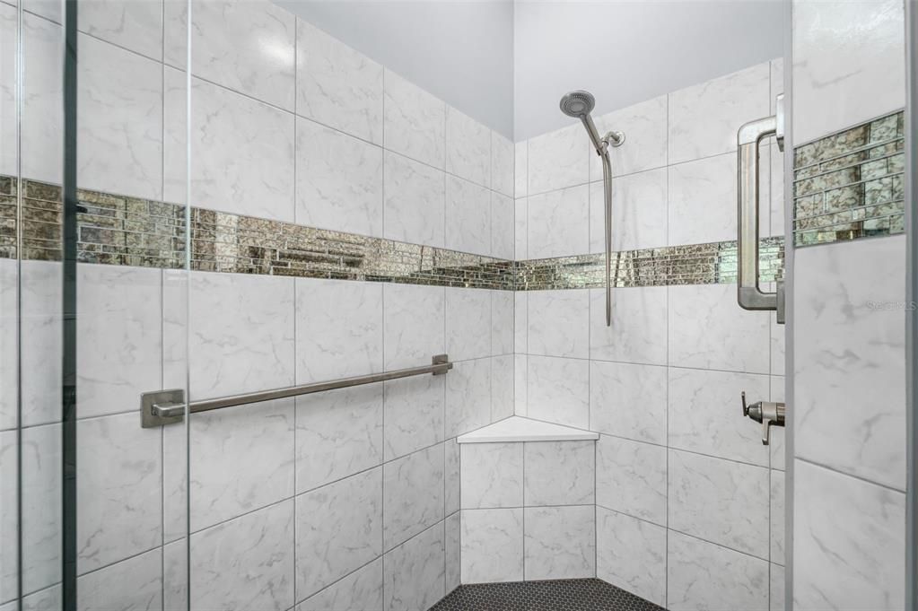 En Venta: $835,000 (4 camas, 3 baños, 2990 Pies cuadrados)