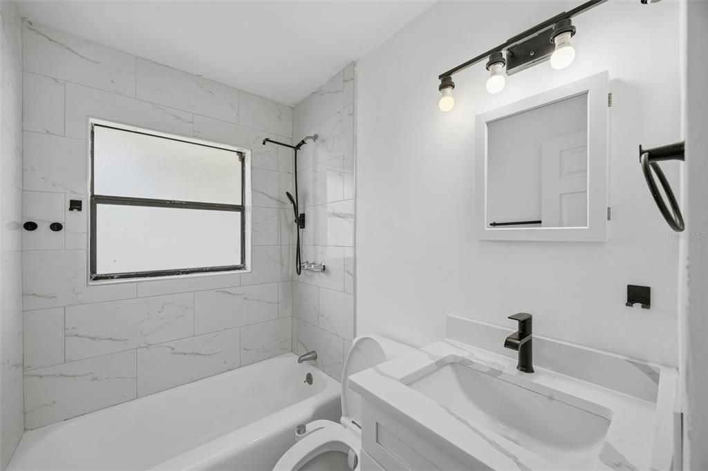 На продажу: $389,000 (3 спален, 1 ванн, 1145 Квадратных фут)