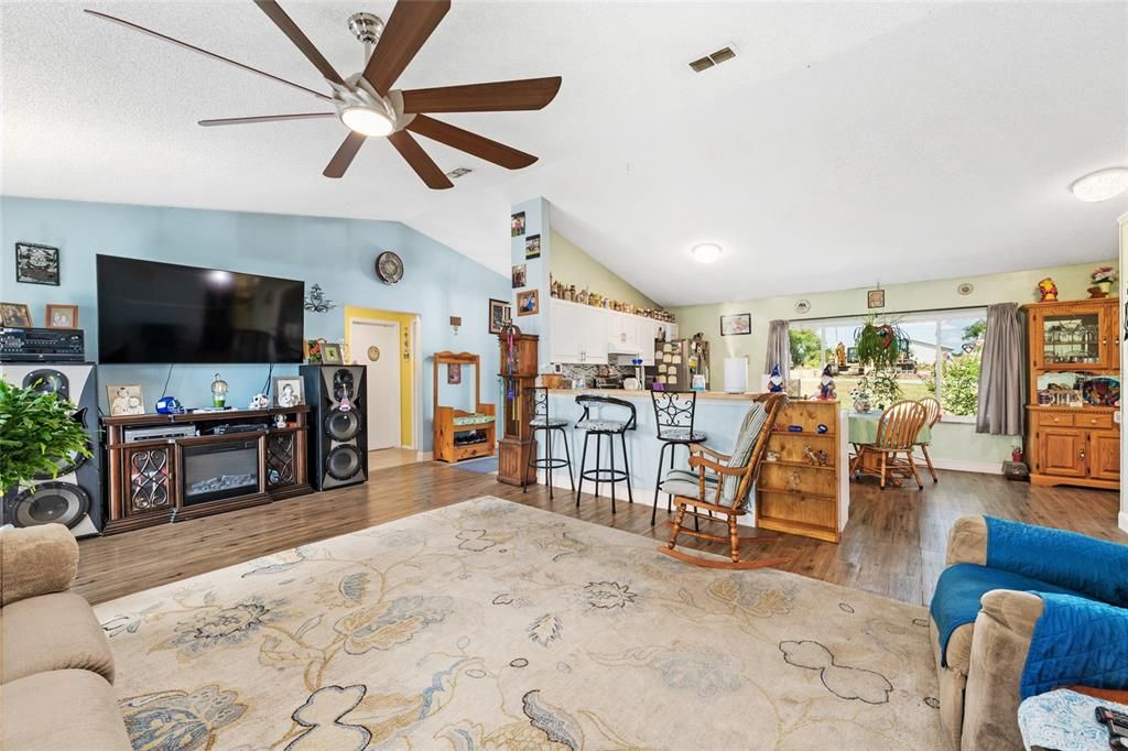 For Sale: $235,000 (3 beds, 2 baths, 1342 Square Feet)