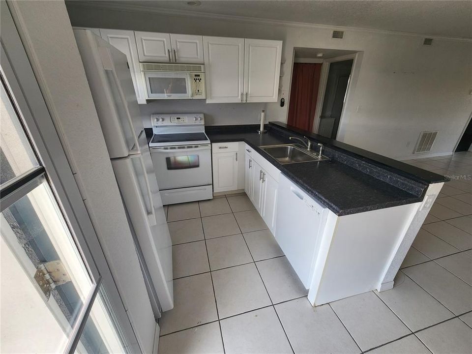 For Sale: $134,475 (2 beds, 2 baths, 860 Square Feet)