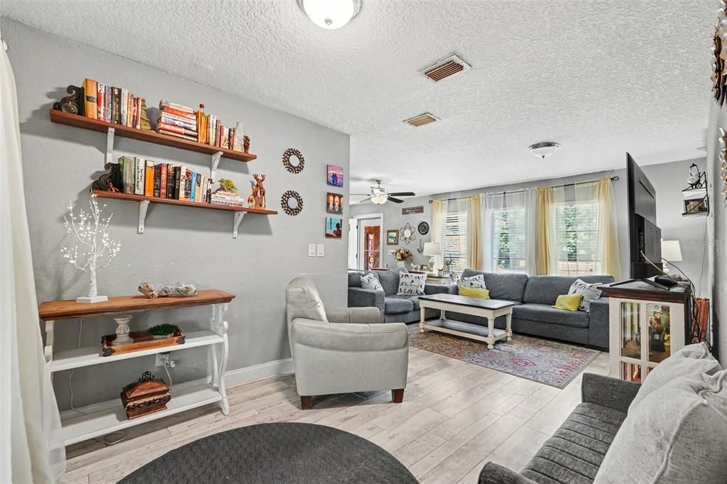 For Sale: $425,000 (3 beds, 2 baths, 1919 Square Feet)