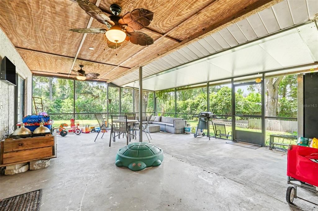 For Sale: $425,000 (3 beds, 2 baths, 1919 Square Feet)