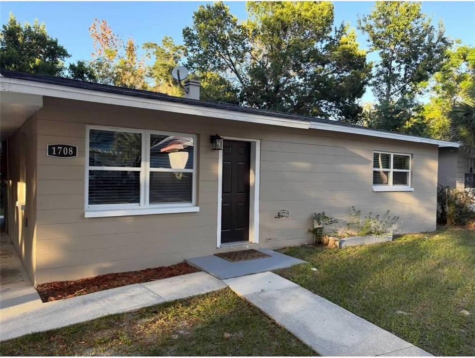 For Rent: $1,450 (2 beds, 1 baths, 864 Square Feet)