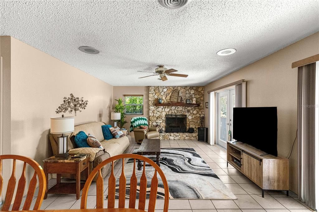 For Sale: $340,000 (3 beds, 2 baths, 1579 Square Feet)