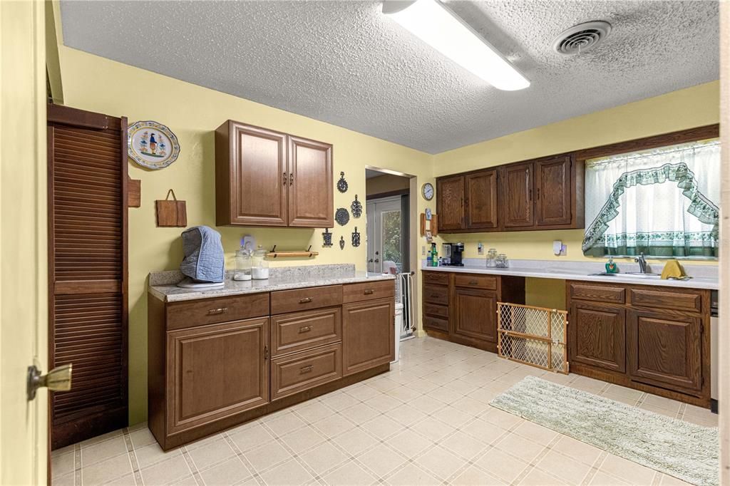 For Sale: $340,000 (3 beds, 2 baths, 1579 Square Feet)