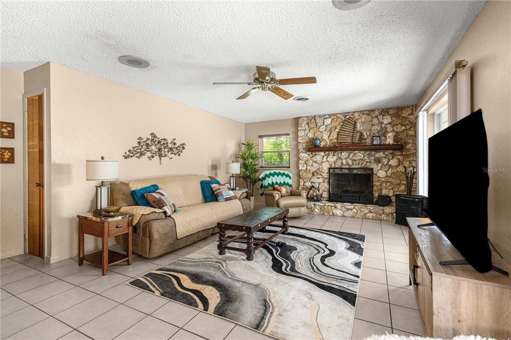 For Sale: $340,000 (3 beds, 2 baths, 1579 Square Feet)