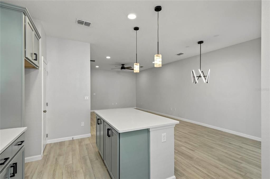 For Sale: $425,000 (3 beds, 2 baths, 1666 Square Feet)