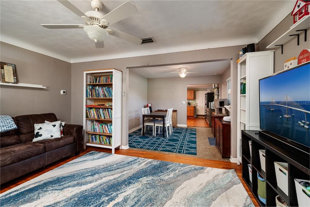 En Venta: $324,900 (2 camas, 1 baños, 936 Pies cuadrados)
