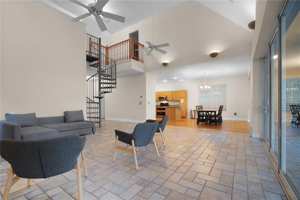 En Venta: $1,375,000 (3 camas, 3 baños, 2250 Pies cuadrados)