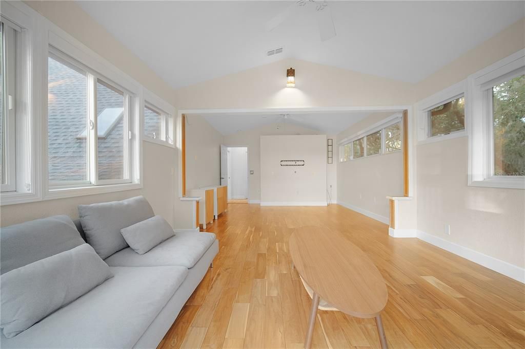 En Venta: $1,375,000 (3 camas, 3 baños, 2250 Pies cuadrados)