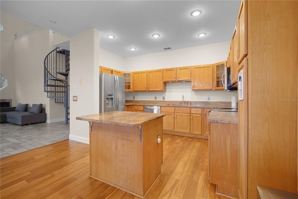 En Venta: $1,375,000 (3 camas, 3 baños, 2250 Pies cuadrados)
