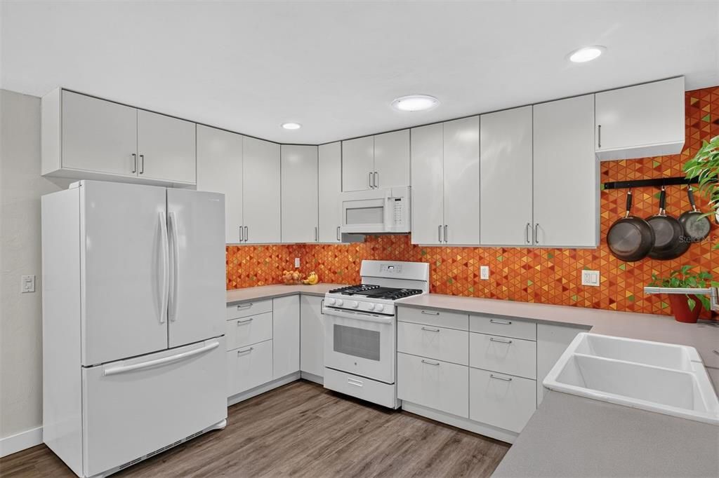 Под контрактом: $425,000 (4 спален, 2 ванн, 2132 Квадратных фут)