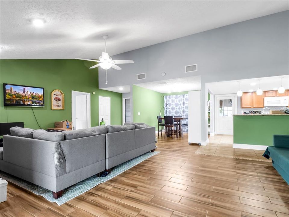 For Sale: $425,000 (3 beds, 2 baths, 1509 Square Feet)