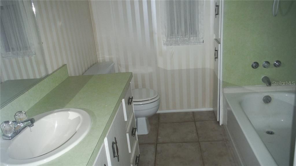 На продажу: $109,900 (2 спален, 2 ванн, 864 Квадратных фут)