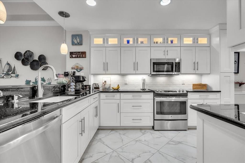 For Sale: $299,900 (2 beds, 2 baths, 1438 Square Feet)