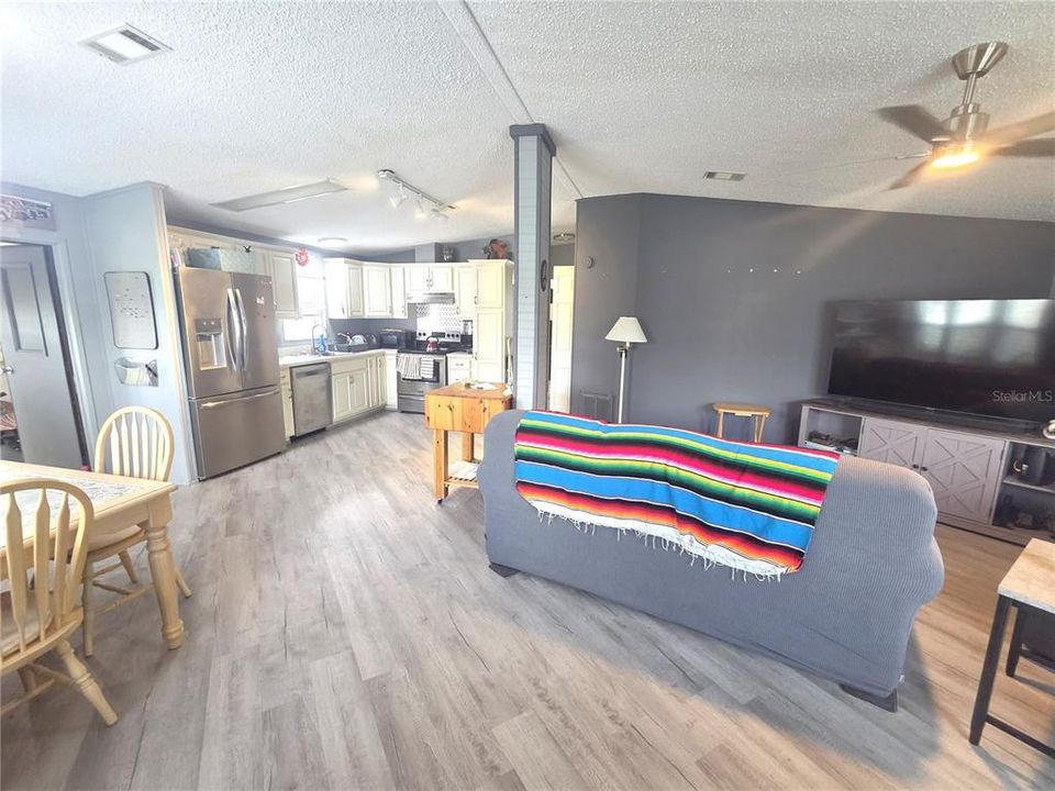 На продажу: $174,999 (2 спален, 2 ванн, 1040 Квадратных фут)