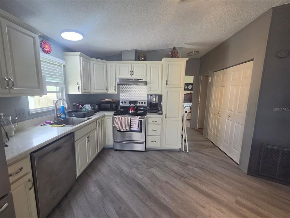 На продажу: $174,999 (2 спален, 2 ванн, 1040 Квадратных фут)