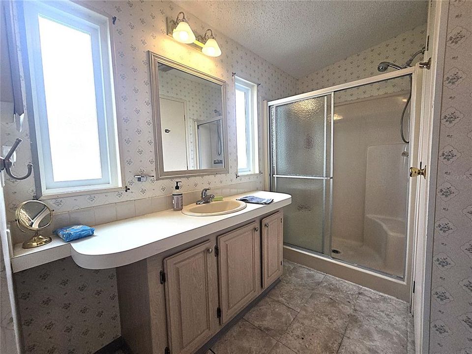 На продажу: $174,999 (2 спален, 2 ванн, 1040 Квадратных фут)