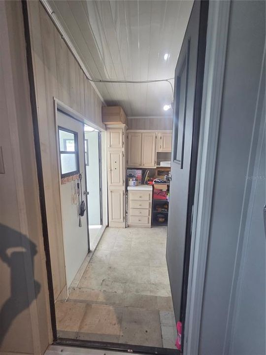 На продажу: $174,999 (2 спален, 2 ванн, 1040 Квадратных фут)
