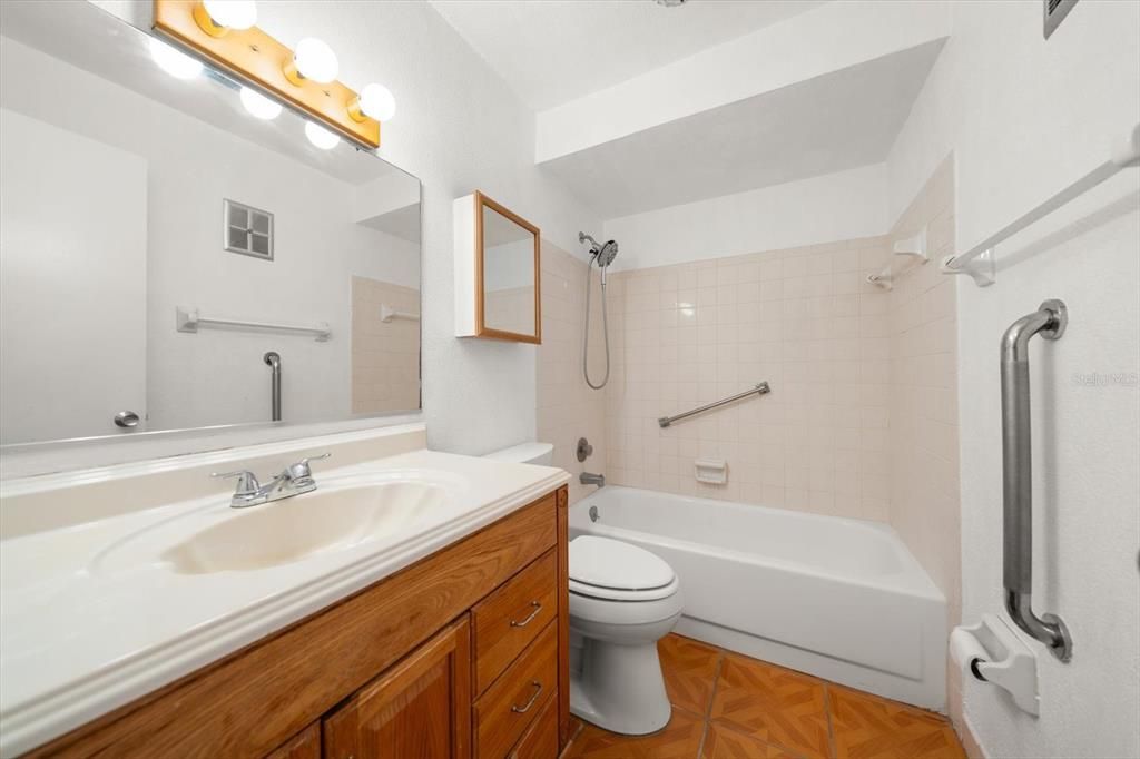 For Sale: $118,900 (2 beds, 2 baths, 1185 Square Feet)