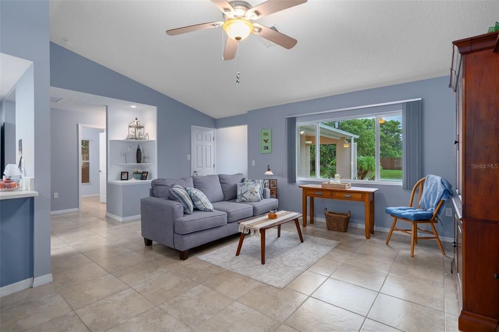 For Sale: $334,900 (2 beds, 2 baths, 1326 Square Feet)