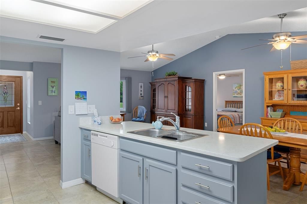 For Sale: $334,900 (2 beds, 2 baths, 1326 Square Feet)