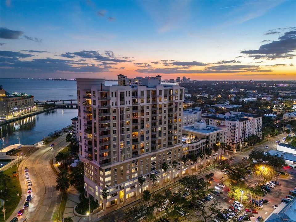 На продажу: $1,065,000 (2 спален, 2 ванн, 1349 Квадратных фут)