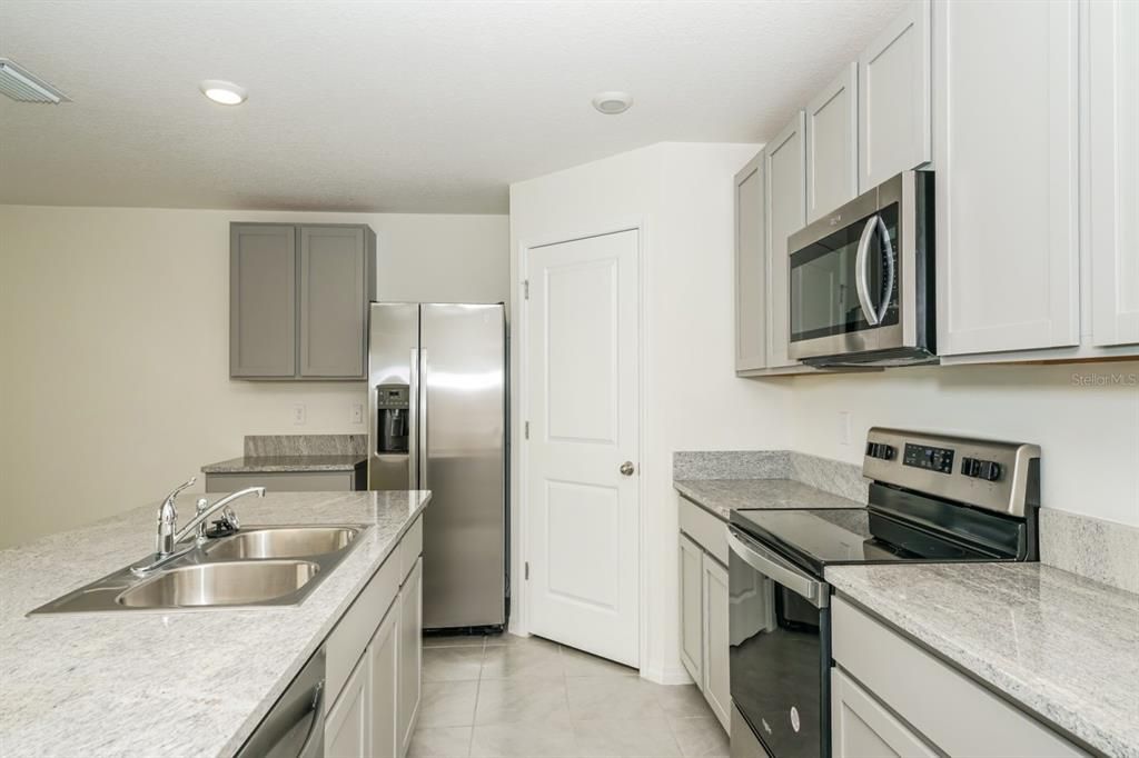 For Rent: $2,875 (4 beds, 3 baths, 2842 Square Feet)