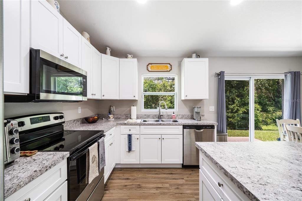 На продажу: $329,999 (3 спален, 2 ванн, 1197 Квадратных фут)