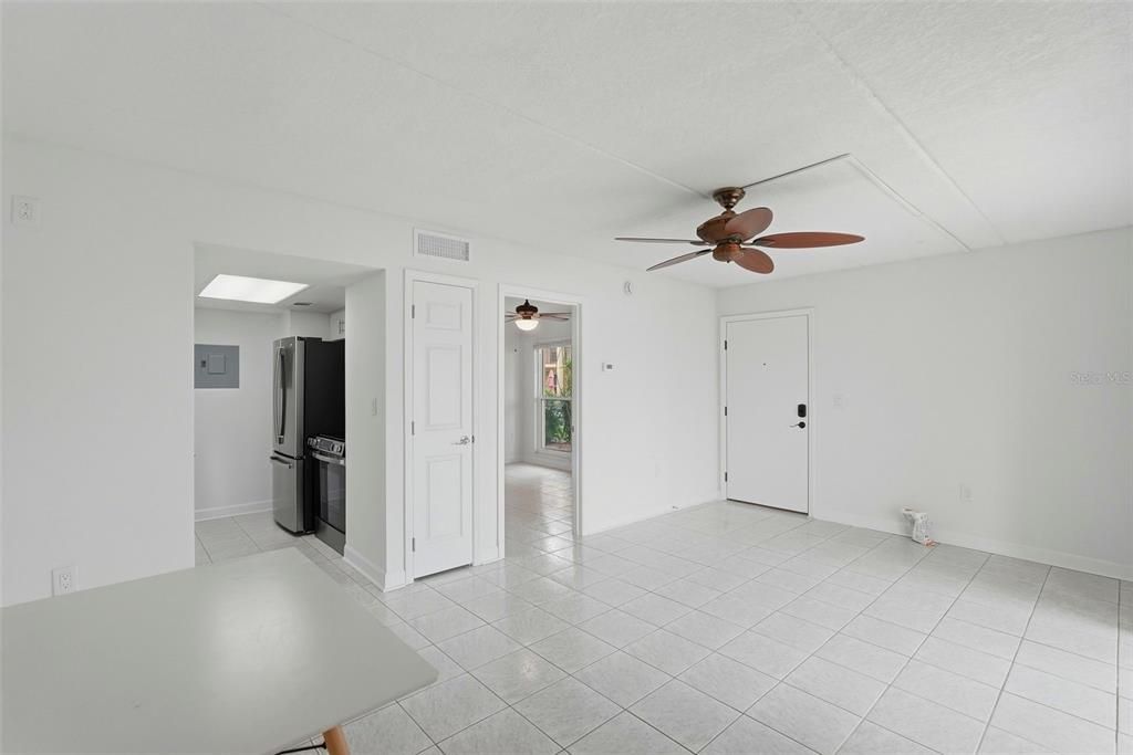 For Sale: $315,000 (1 beds, 1 baths, 470 Square Feet)