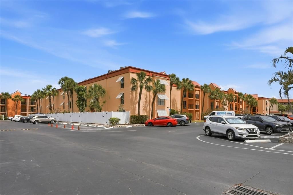 For Sale: $315,000 (1 beds, 1 baths, 470 Square Feet)